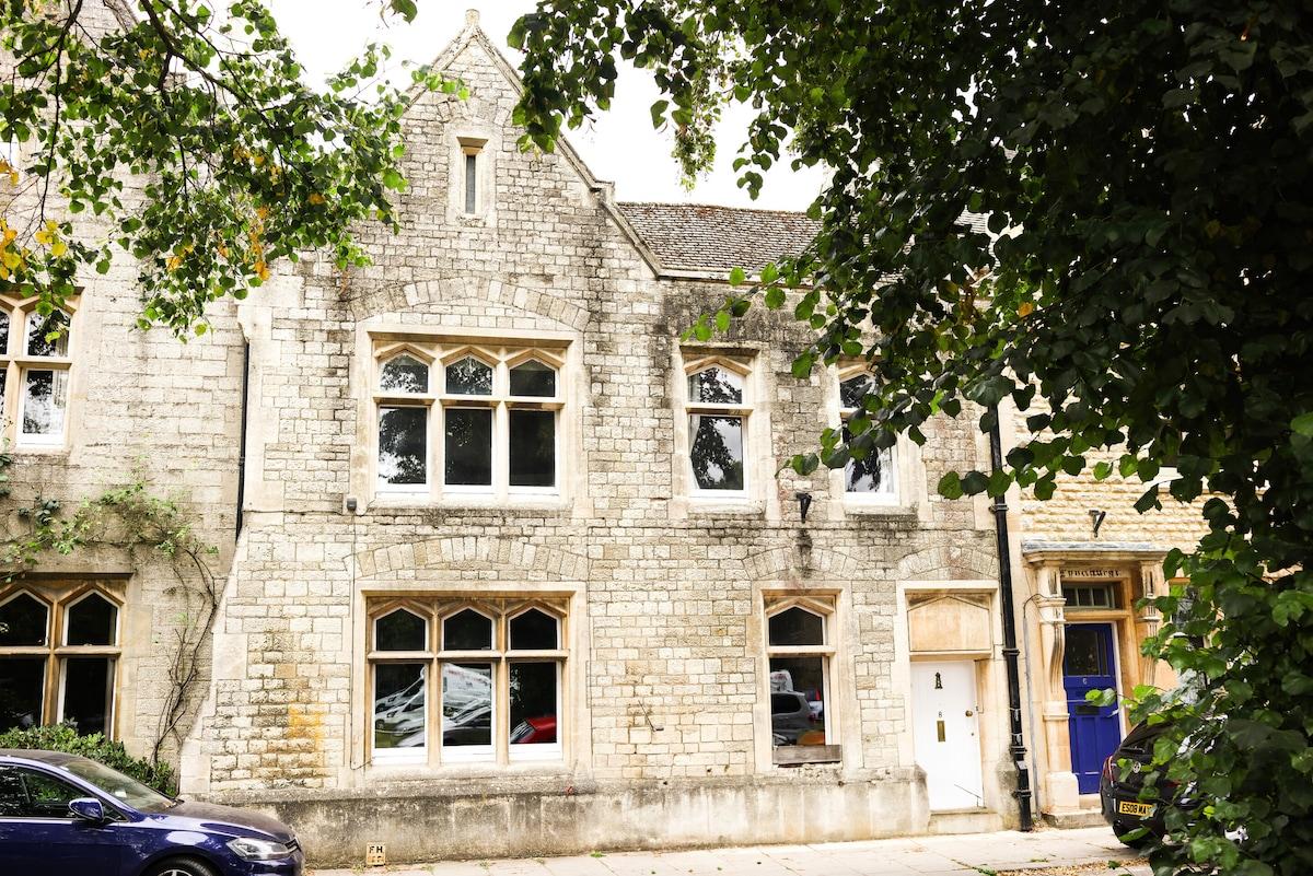 5 bed, central home- beautiful & modern6