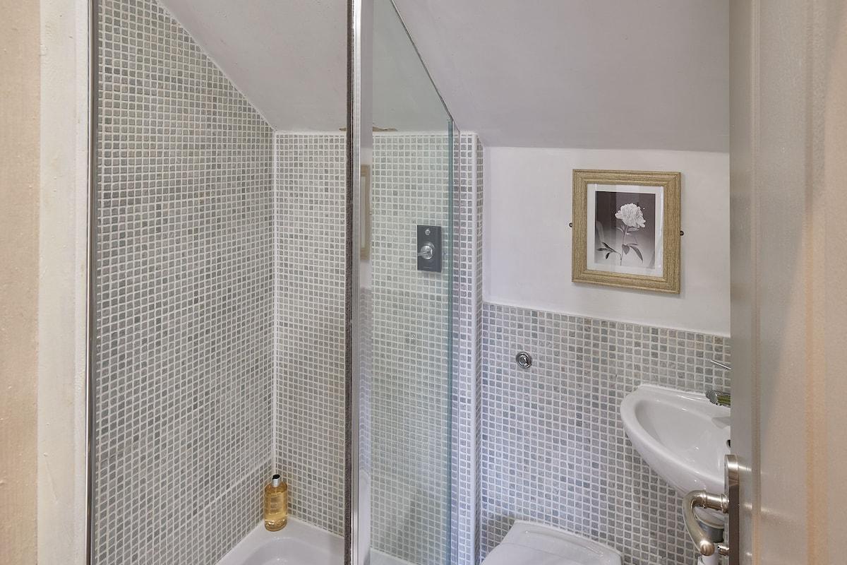 The Granville, 2 Bed Victorian Apartment + Parking6
