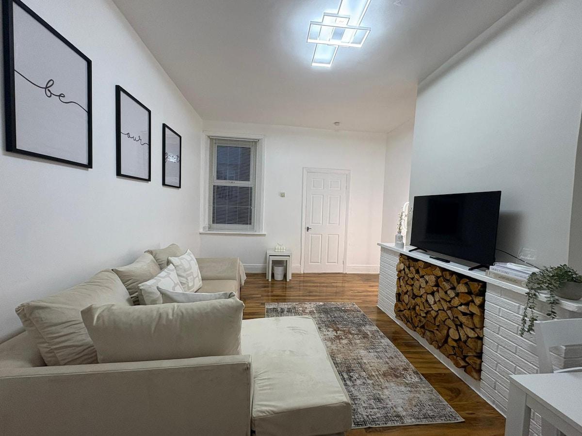 2BR Flat | Parking | Wi-Fi | Near metro Centre2