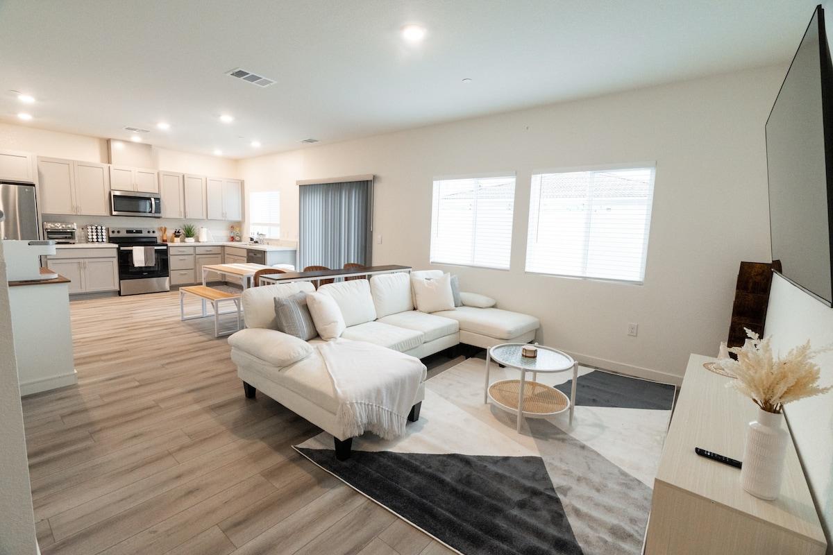Beautiful Modern Home |Outdoor Patio and BBQ Grill1