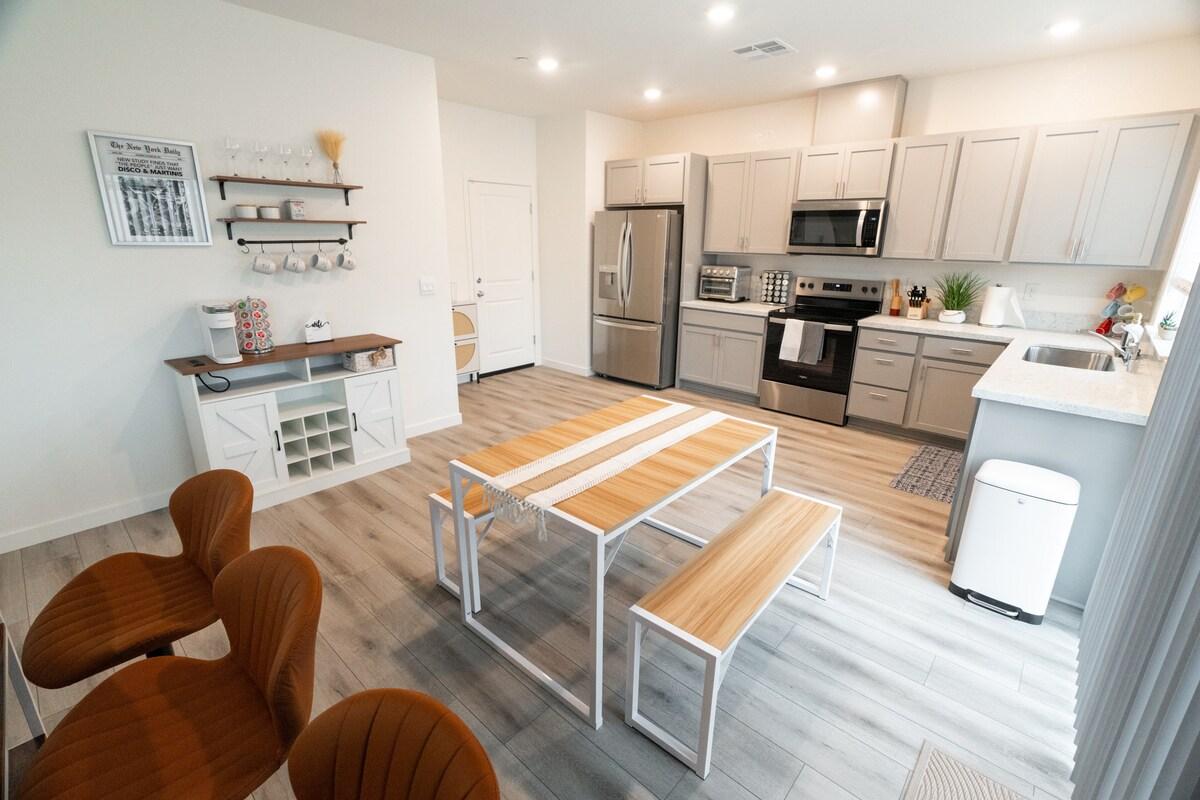 Beautiful Modern Home |Outdoor Patio and BBQ Grill4