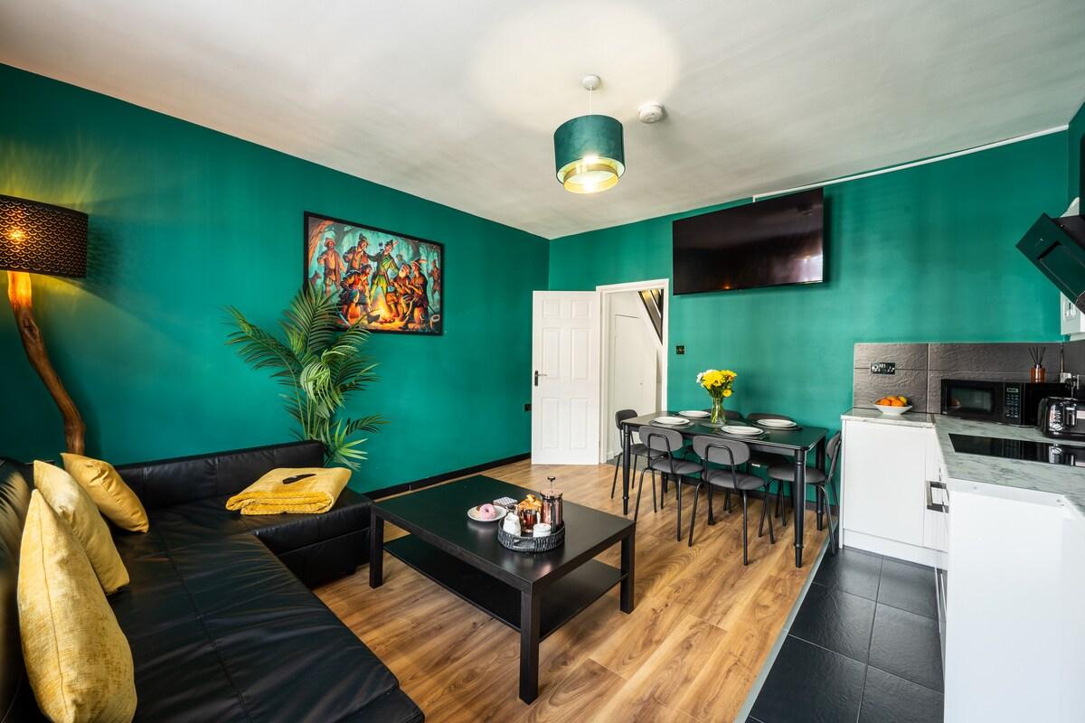 Spacious 4-Bed Apartment · Sleeps 6 · City Centre1