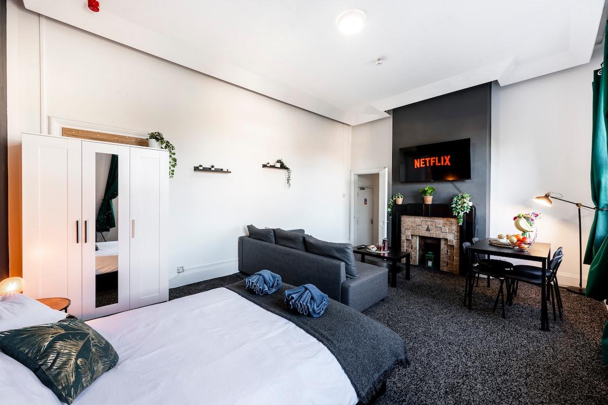 Spacious City-Centre Apartment · Sleeps 41