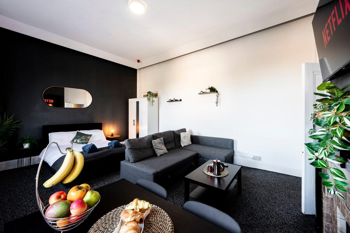 Spacious City-Centre Apartment · Sleeps 42