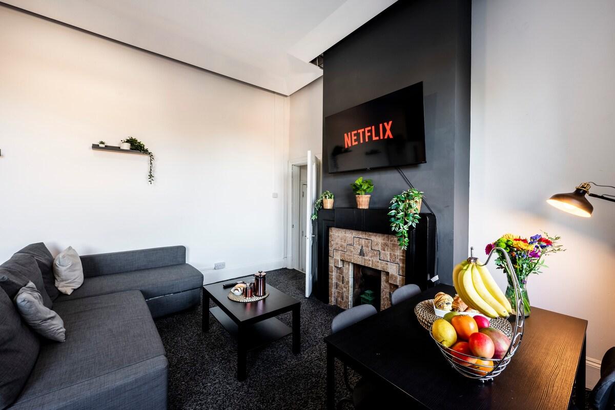 Spacious City-Centre Apartment · Sleeps 43