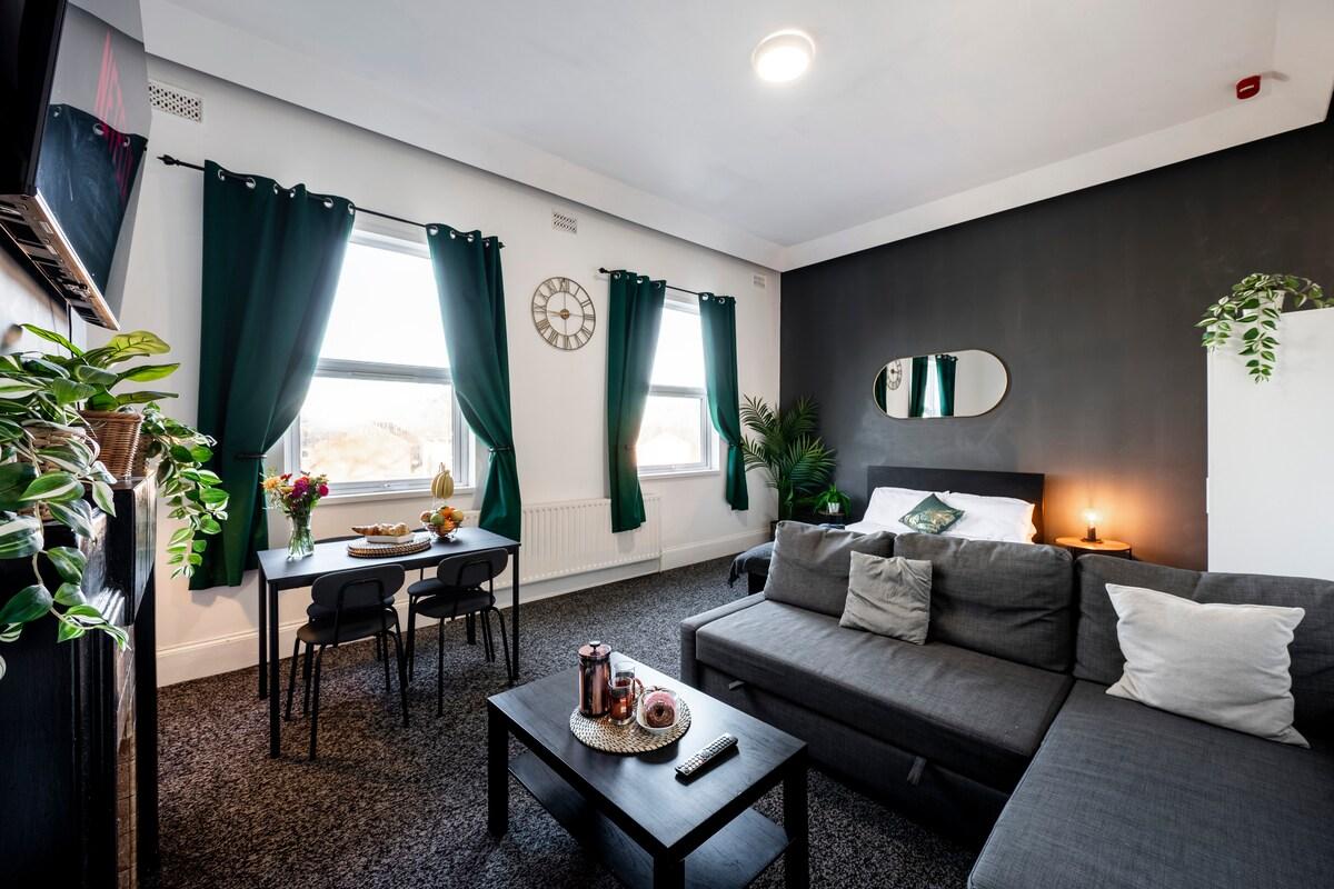 Spacious City-Centre Apartment · Sleeps 44