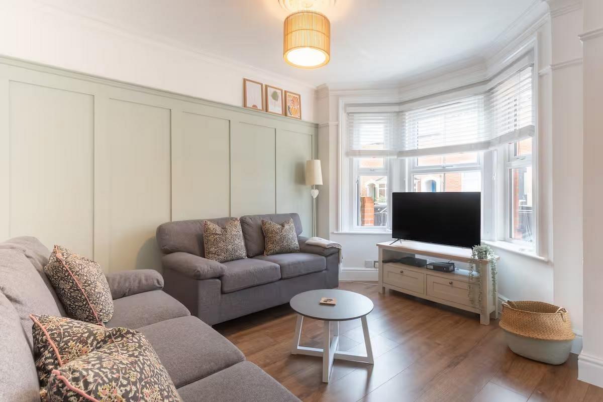 Stylish Caversham Town-House Free Parking & Garden1