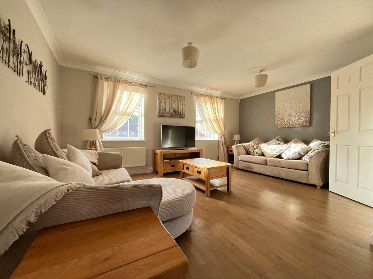 Holthart TownHouse- Contractors, Families & Pets1