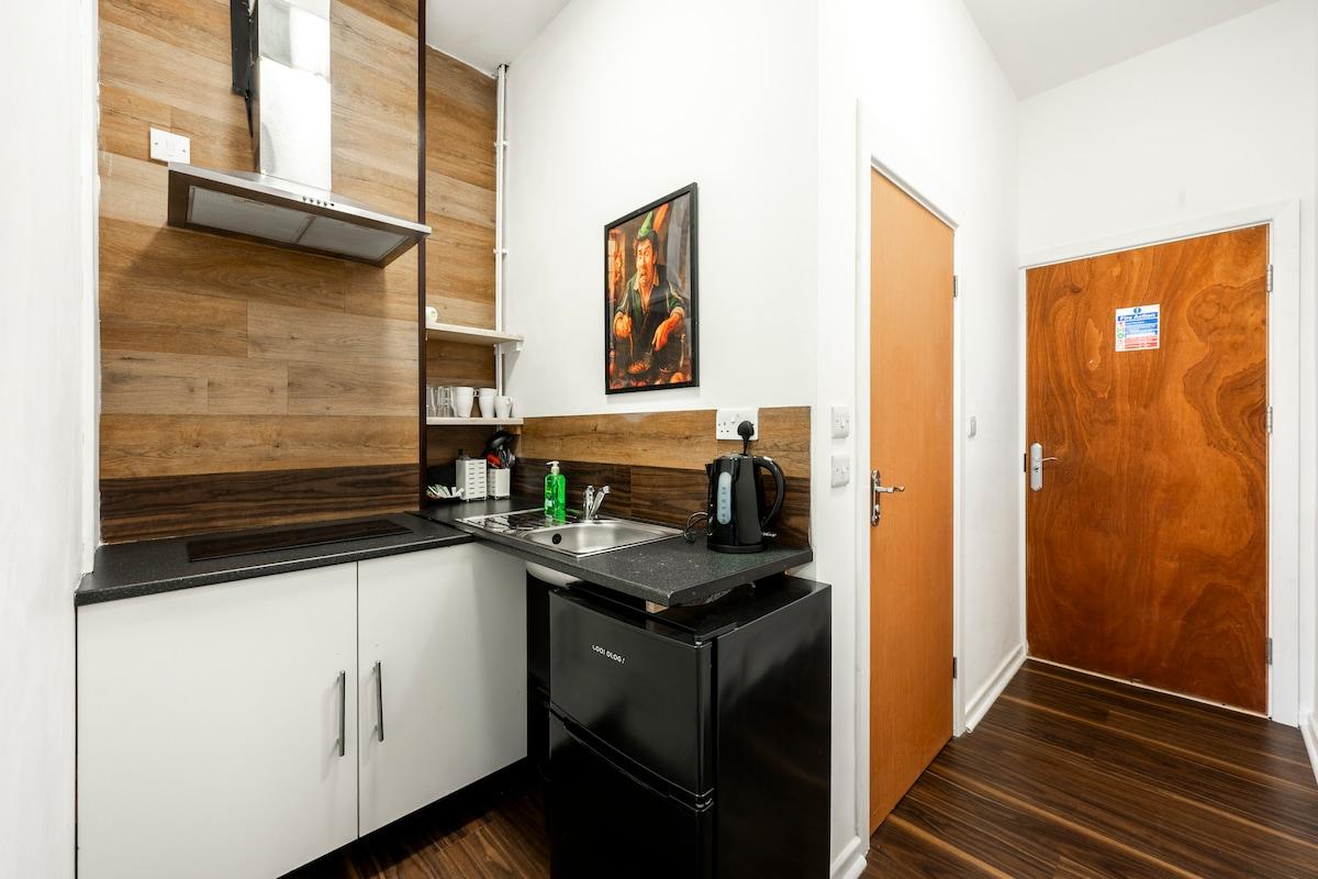 Stylish Central Nottingham Studio Sleeps 2 Ensuite3
