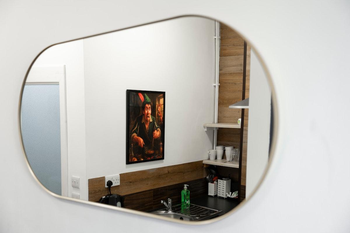 Stylish Central Nottingham Studio Sleeps 2 Ensuite4