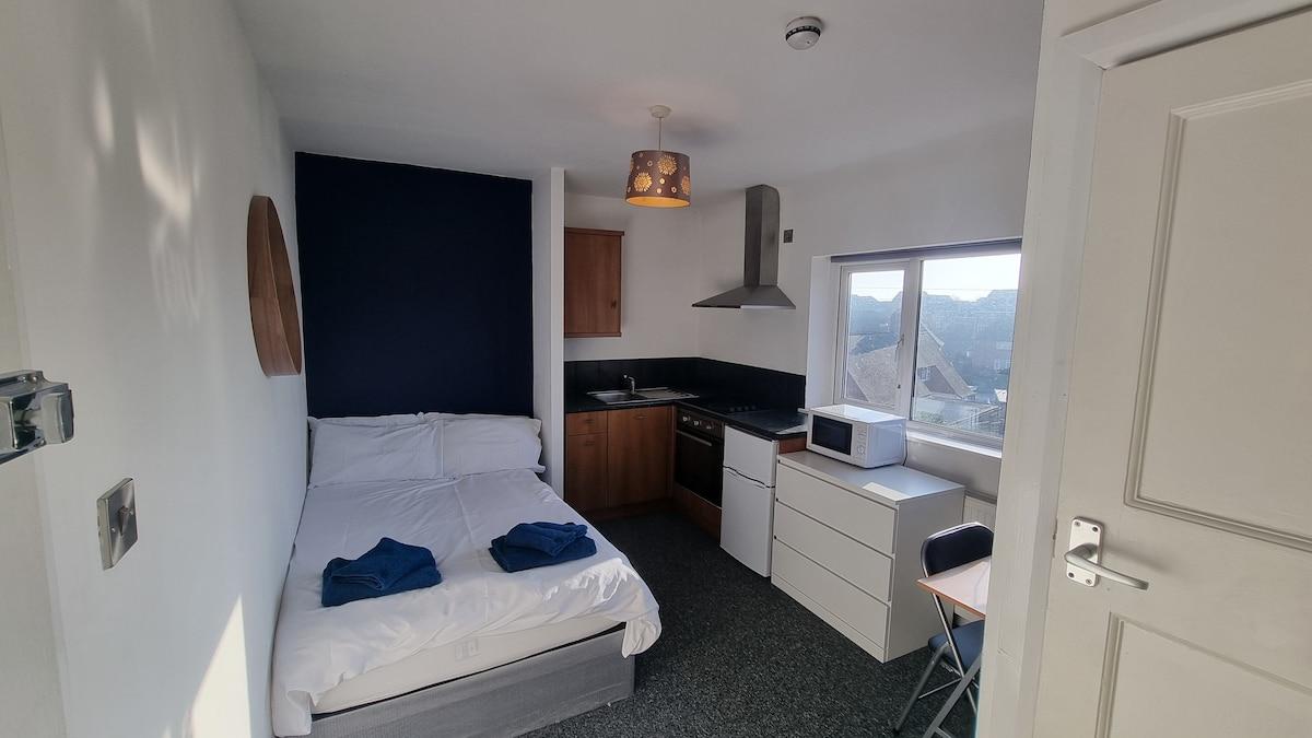 Self-Contained Studio Private Bathroom Sleeps 21