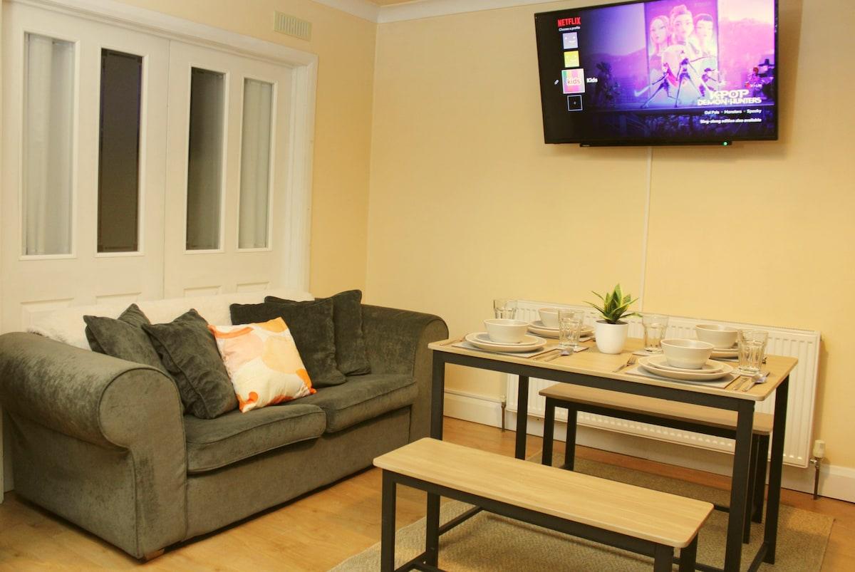 The Coventry House Sleeps 9 | Free Parking4