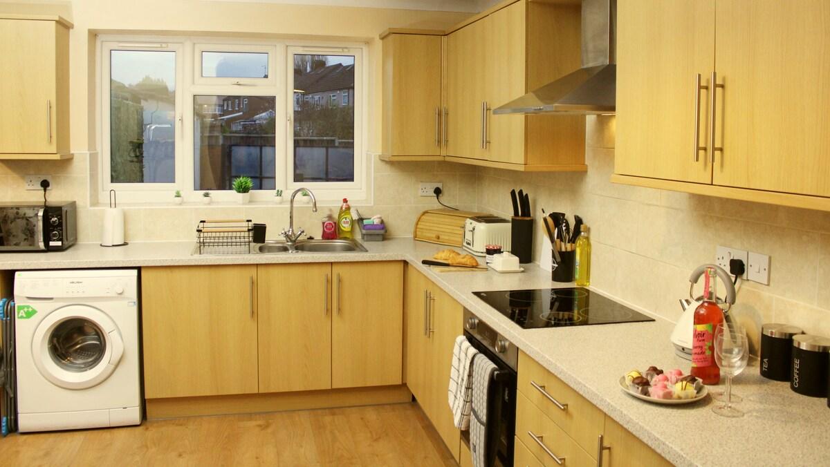 The Coventry House Sleeps 9 | Free Parking5