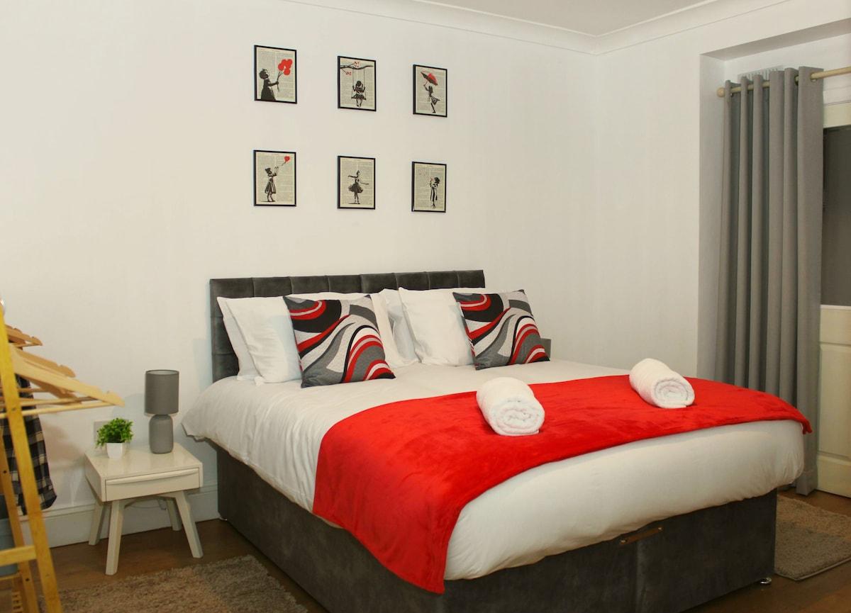 The Coventry House Sleeps 9 | Free Parking