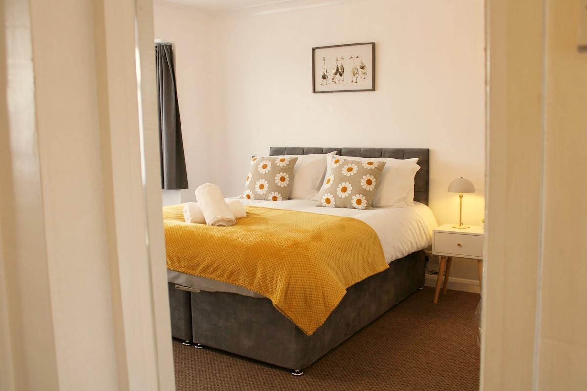 The Coventry House Sleeps 9 | Free Parking3