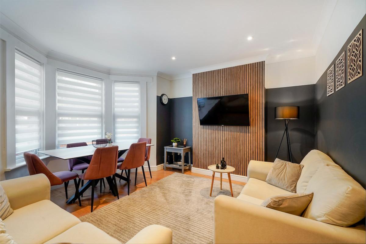 Stylish, Comfortable 5BR Accommodation in Bedford,1