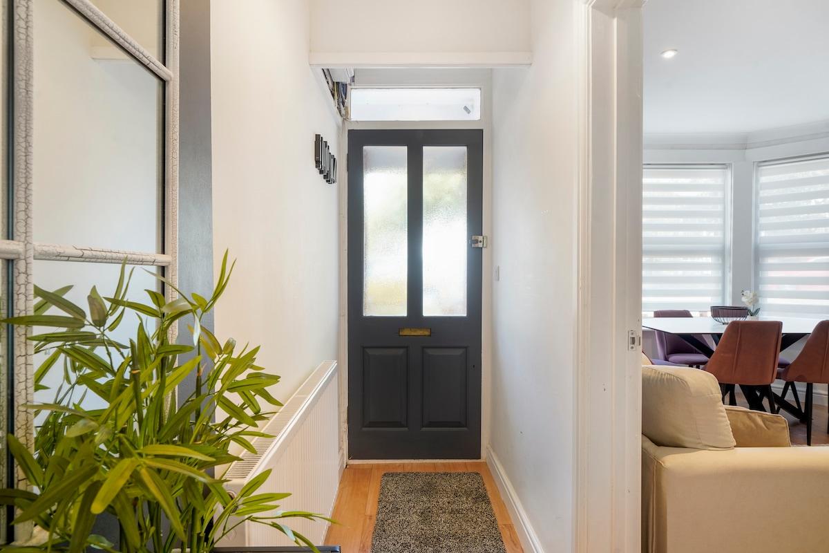 Stylish, Comfortable 5BR Accommodation in Bedford,2