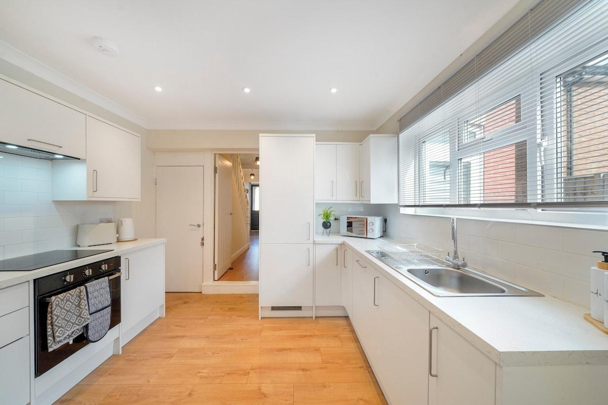 Stylish, Comfortable 5BR Accommodation in Bedford,3
