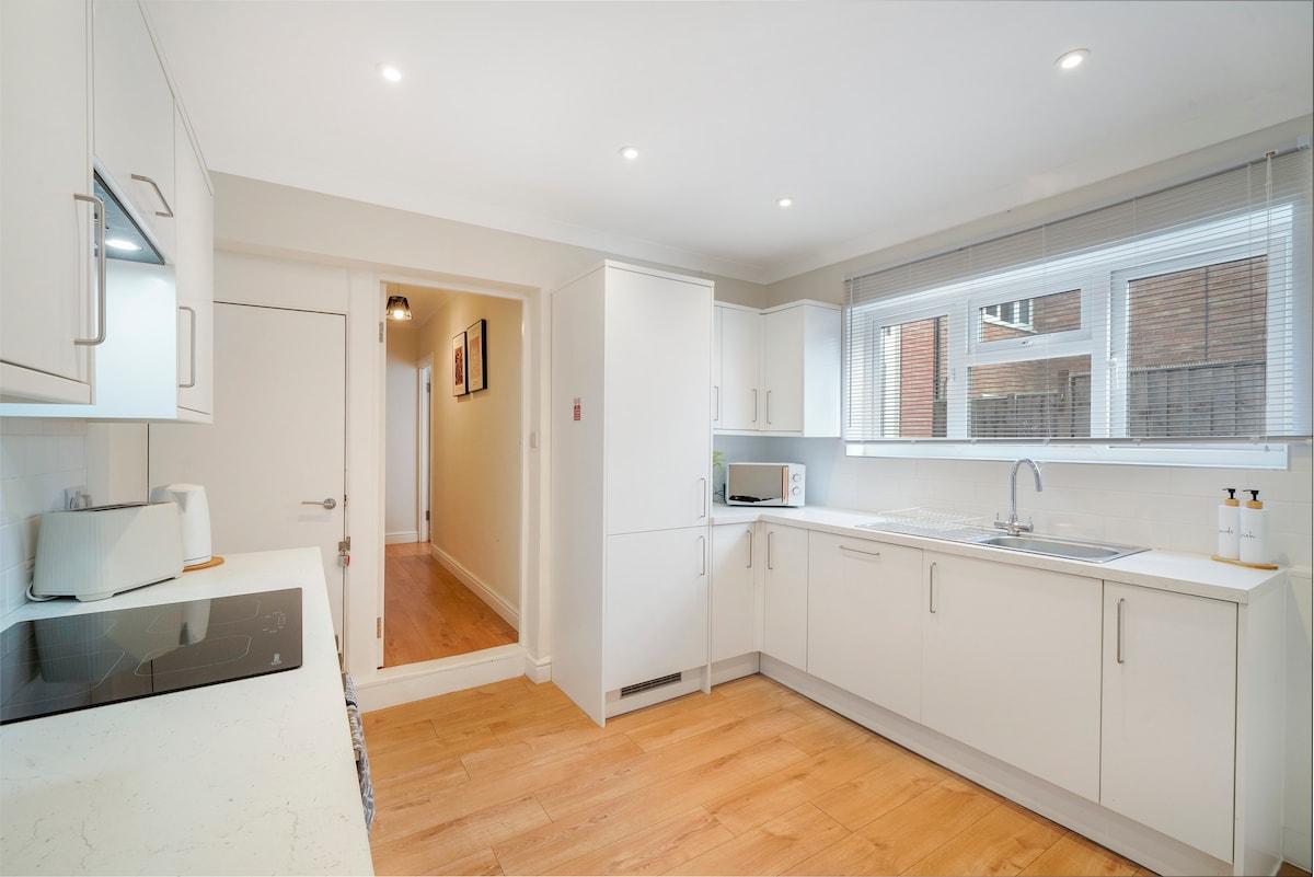 Stylish, Comfortable 5BR Accommodation in Bedford,4