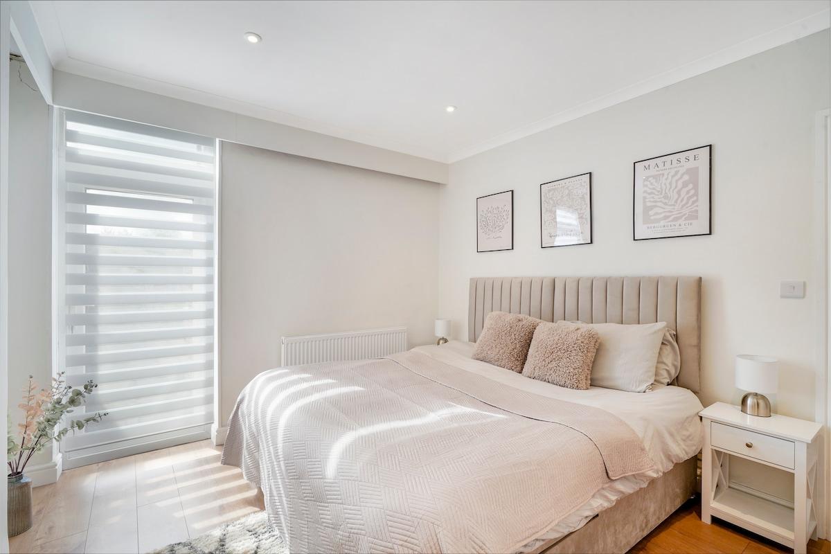 Stylish, Comfortable 5BR Accommodation in Bedford,6