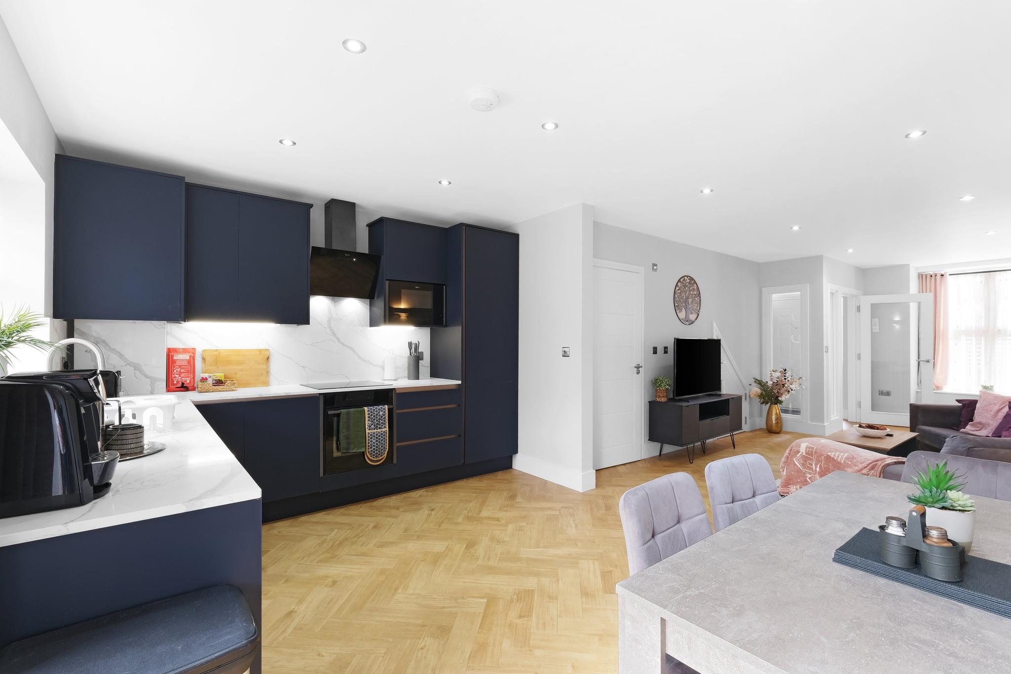 4BDR 3.5BA Family Home with Garden in Isleworth3