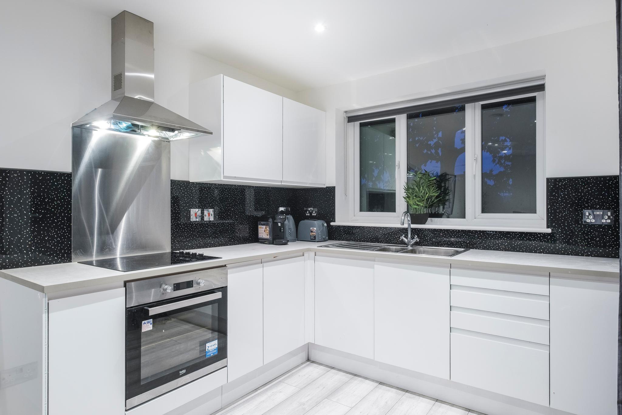 Sleek & Stylish 1BR - City Centre nr High Street3