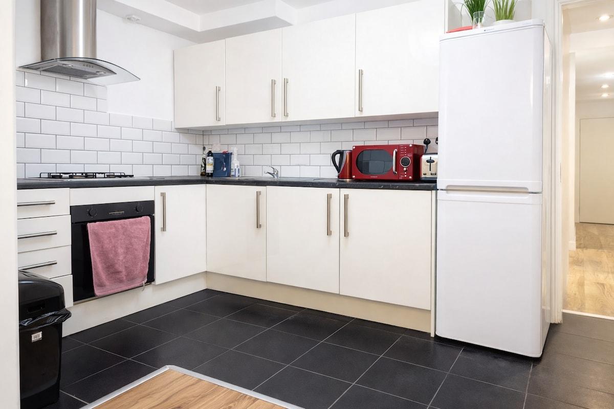 Aldgate East | New Listing | Basement Flat4