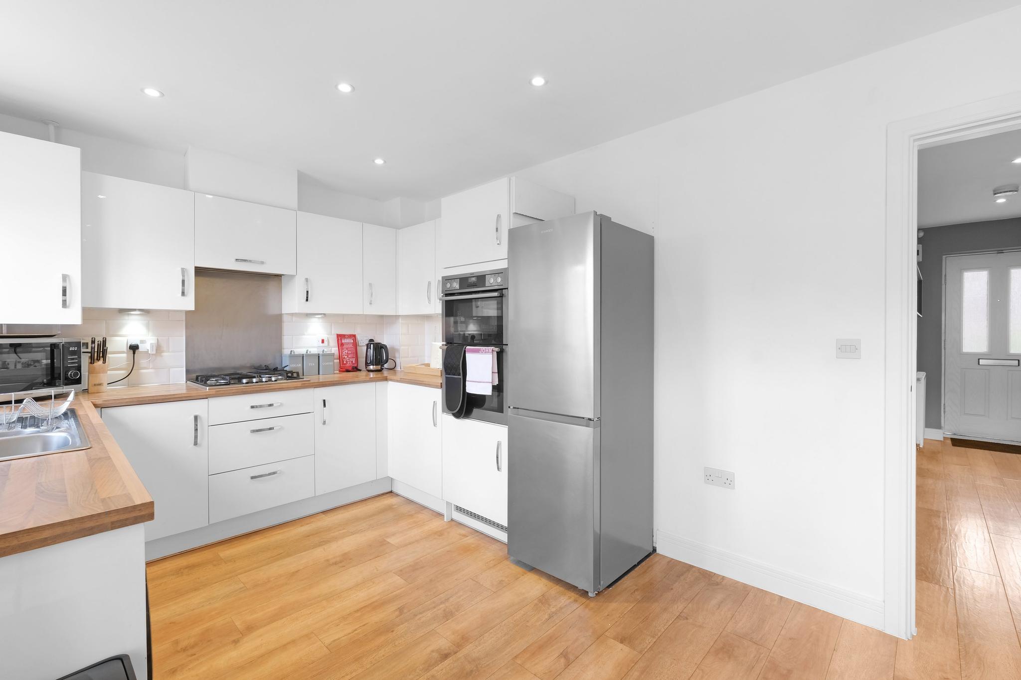 Stylish 3-Bdr Home with Garden & Parking in Slough2