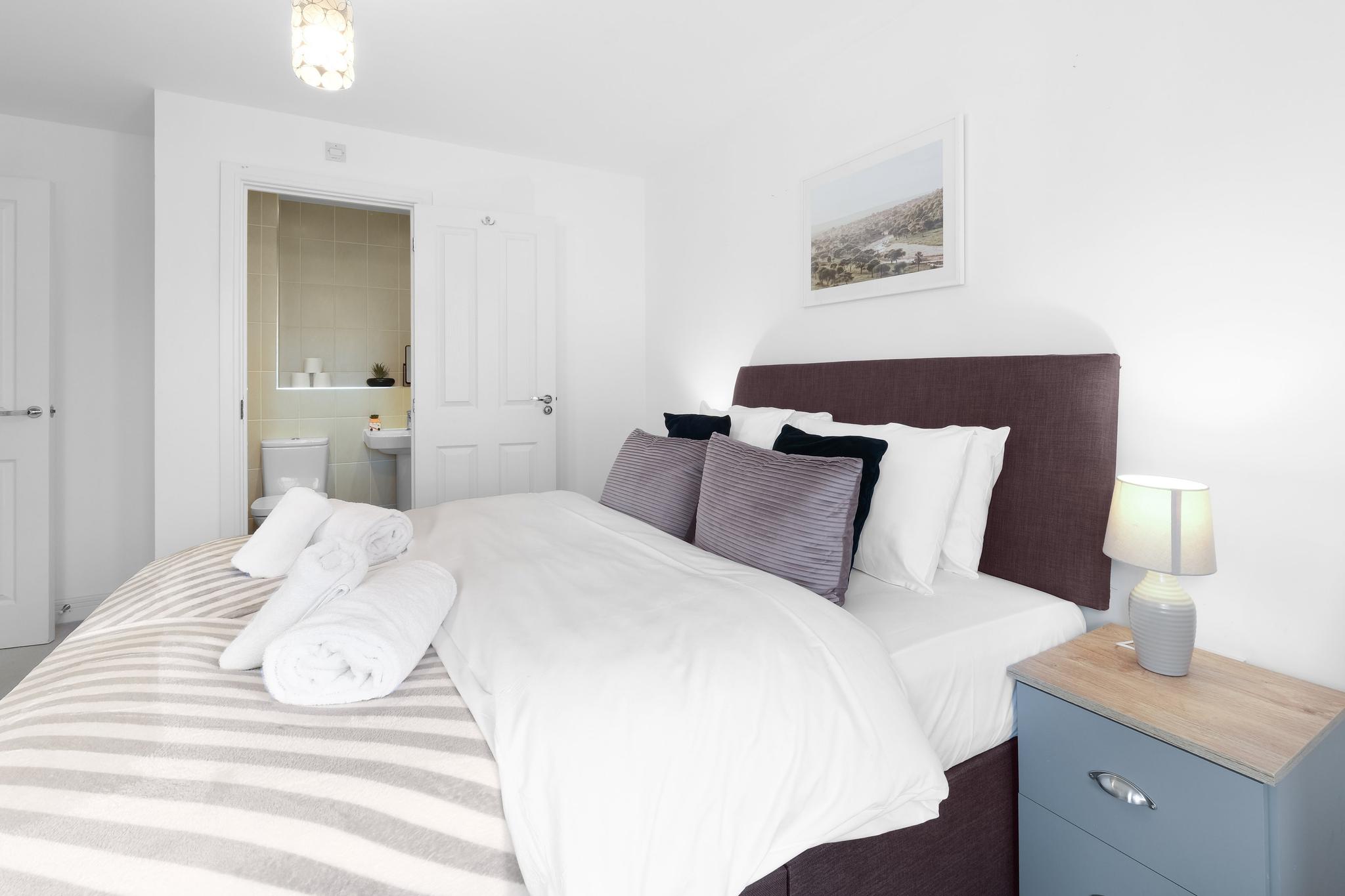 Stylish 3-Bdr Home with Garden & Parking in Slough4