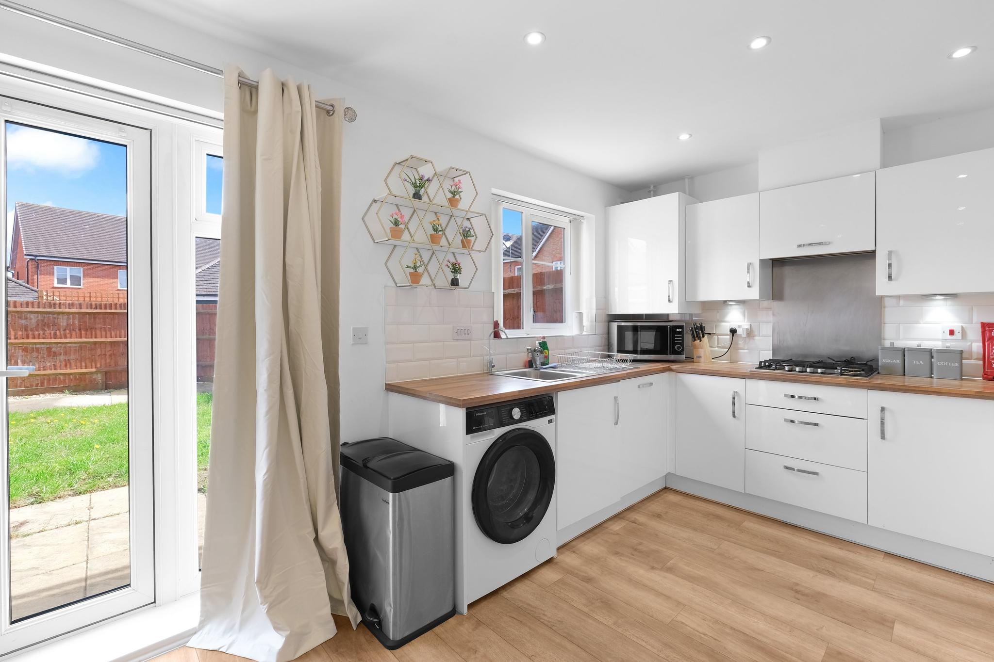 Stylish 3-Bdr Home with Garden & Parking in Slough1