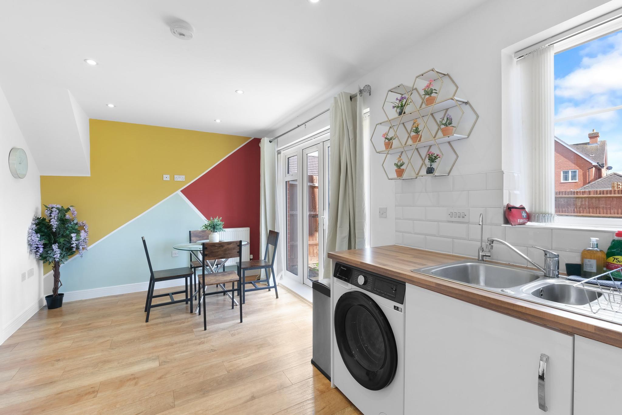 Stylish 3-Bdr Home with Garden & Parking in Slough3