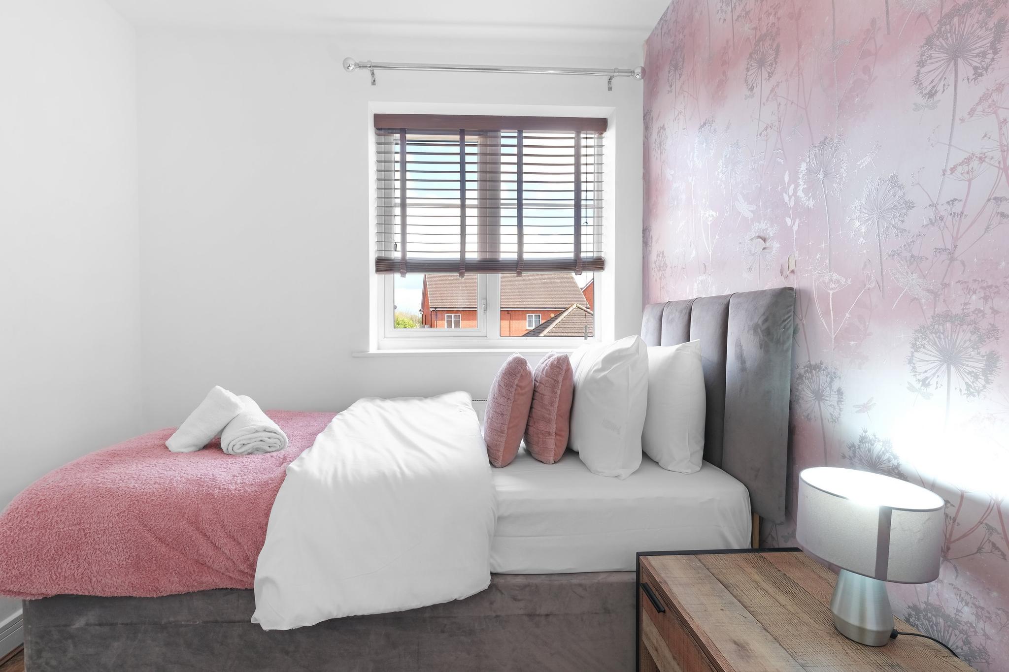Stylish 3-Bdr Home with Garden & Parking in Slough6