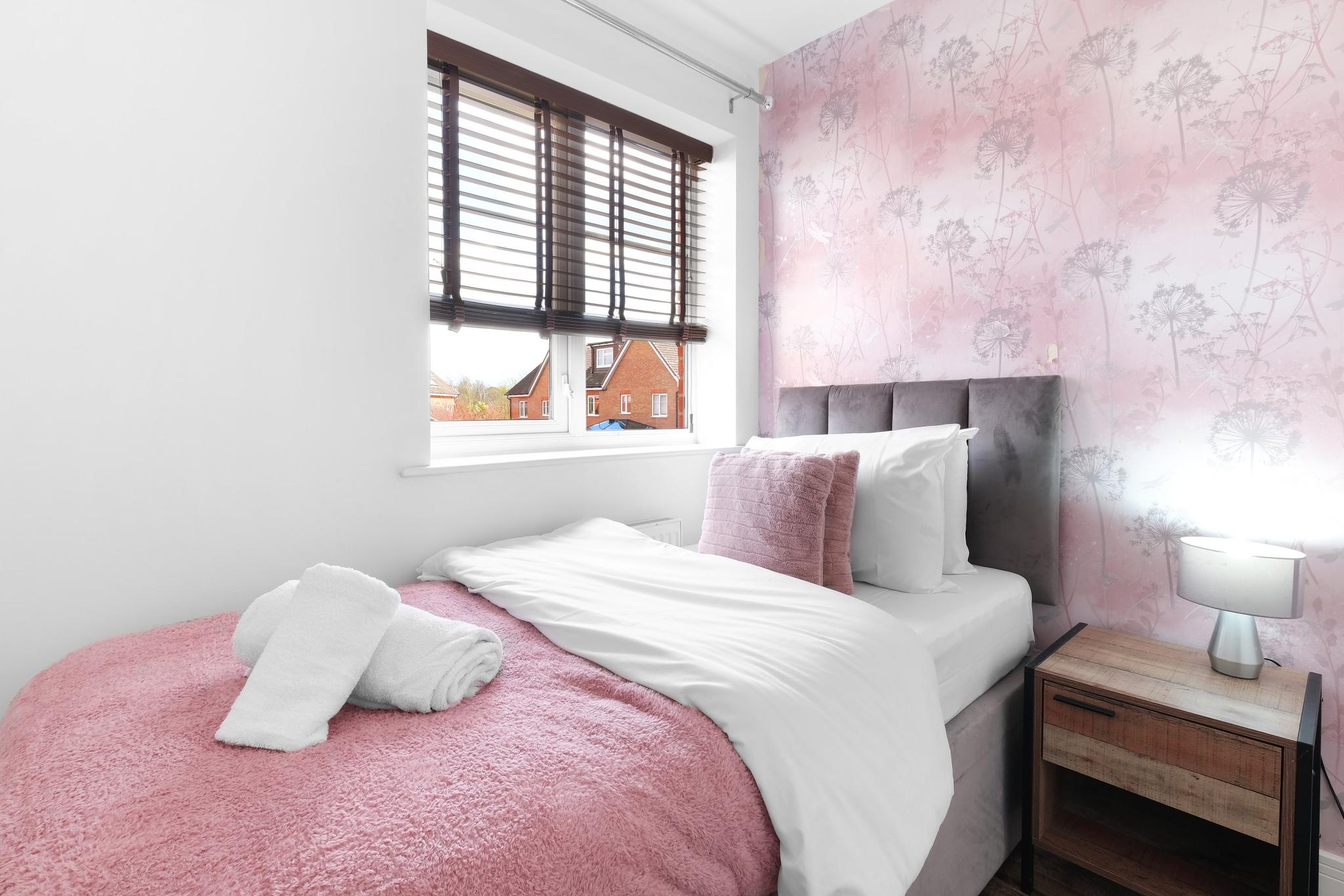 Stylish 3-Bdr Home with Garden & Parking in Slough5