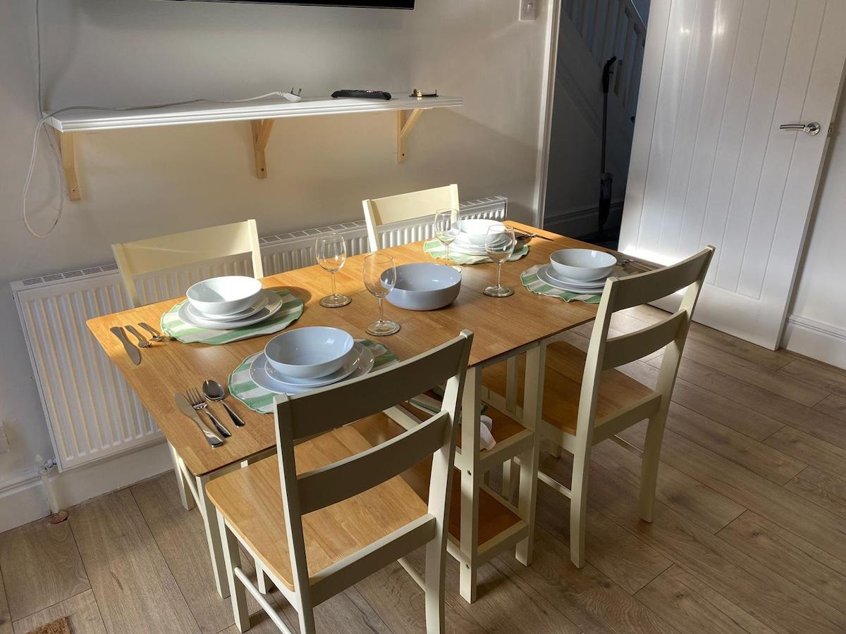 4Bed 2Bath Home - Great Location Nr Crownworks4