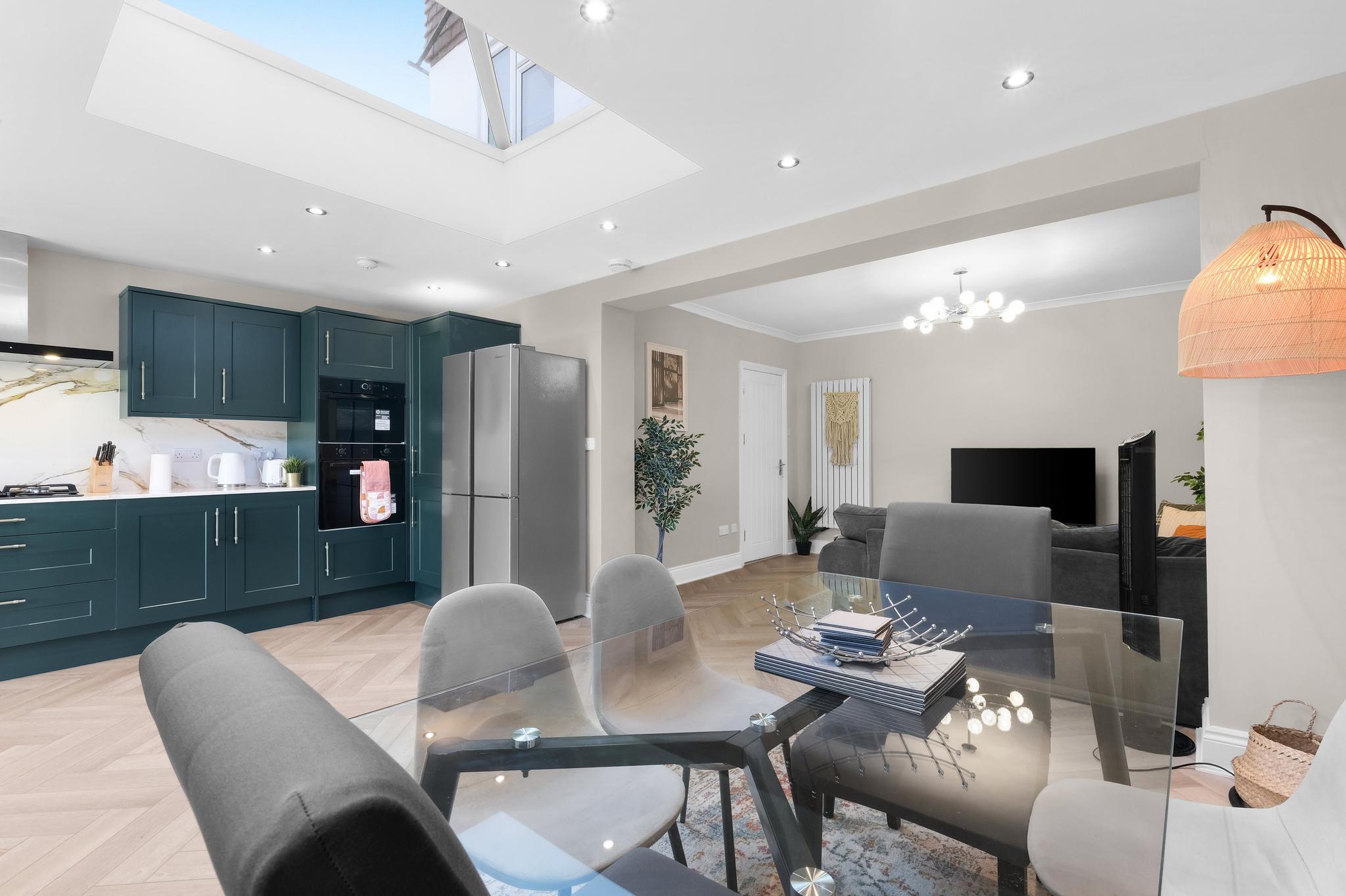 Stylish 5-Bed Surrey Home | Garden | Free Parking2