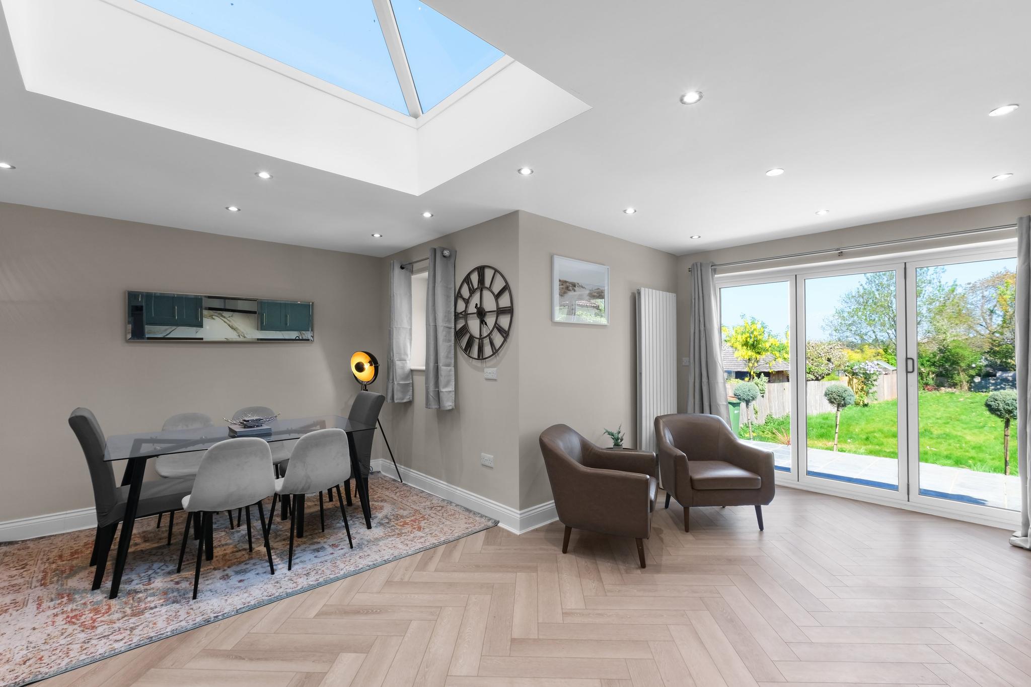 Stylish 5-Bed Surrey Home | Garden | Free Parking4