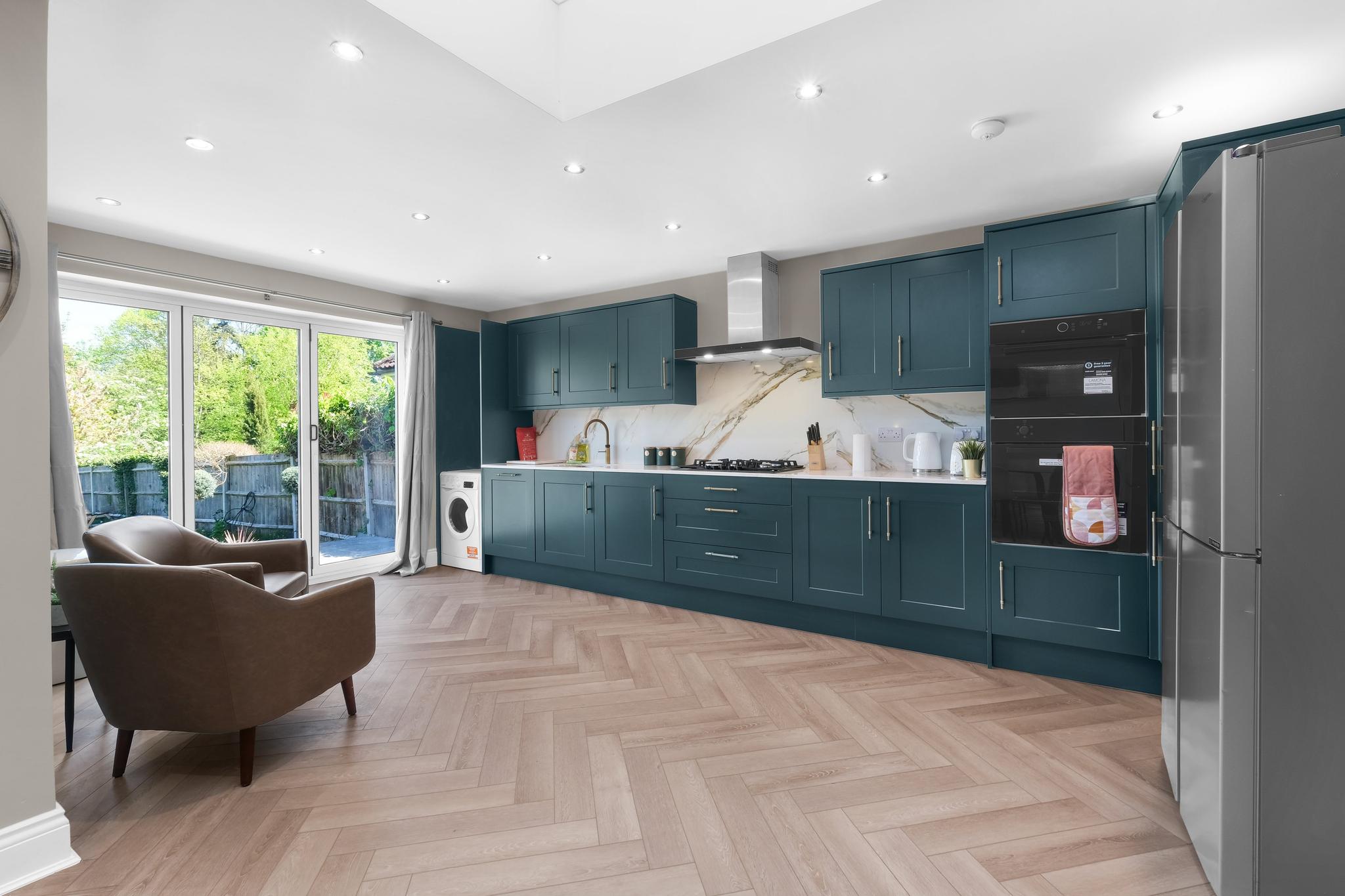Stylish 5-Bed Surrey Home | Garden | Free Parking6