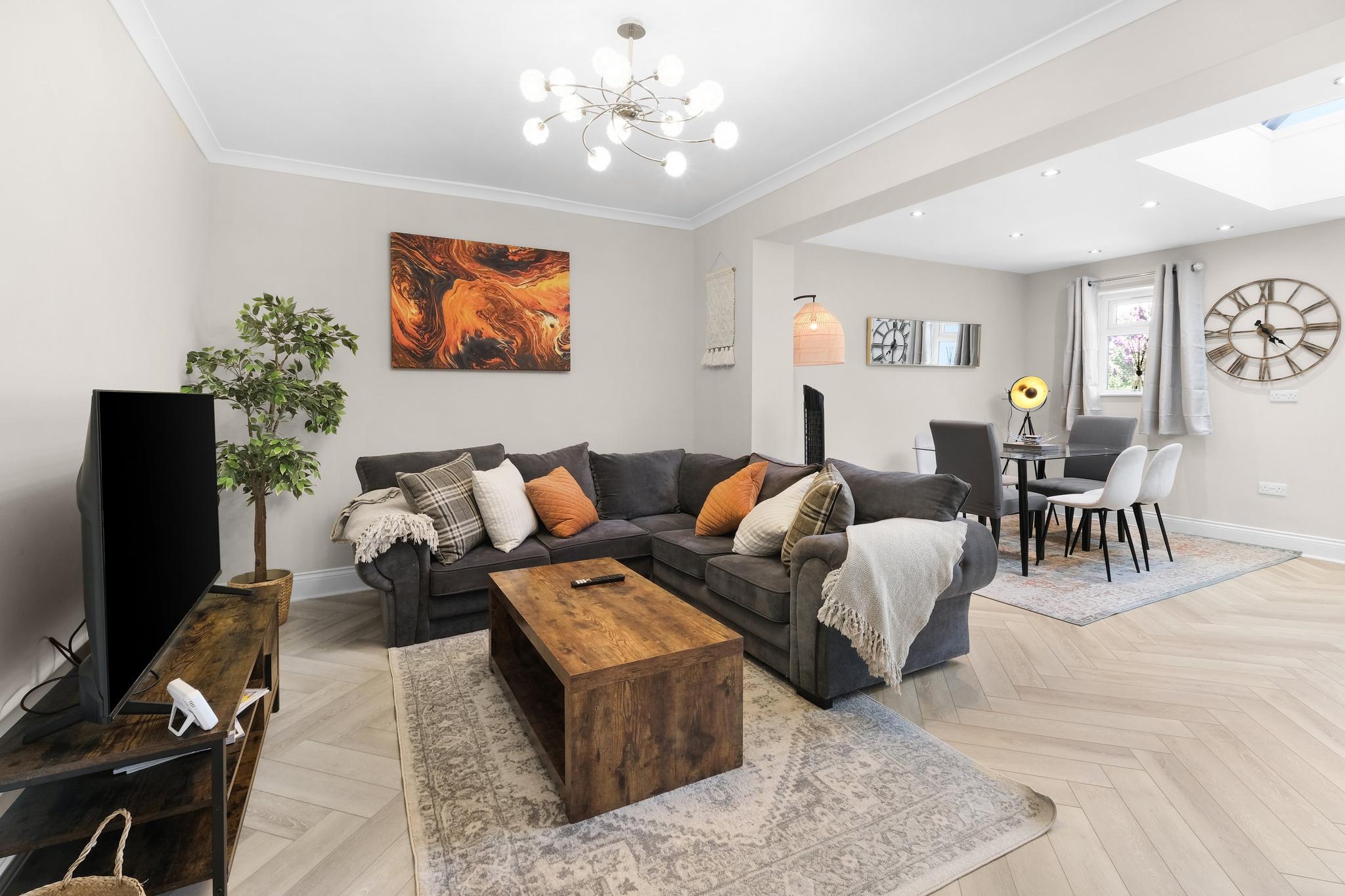 Stylish 5-Bed Surrey Home | Garden | Free Parking3