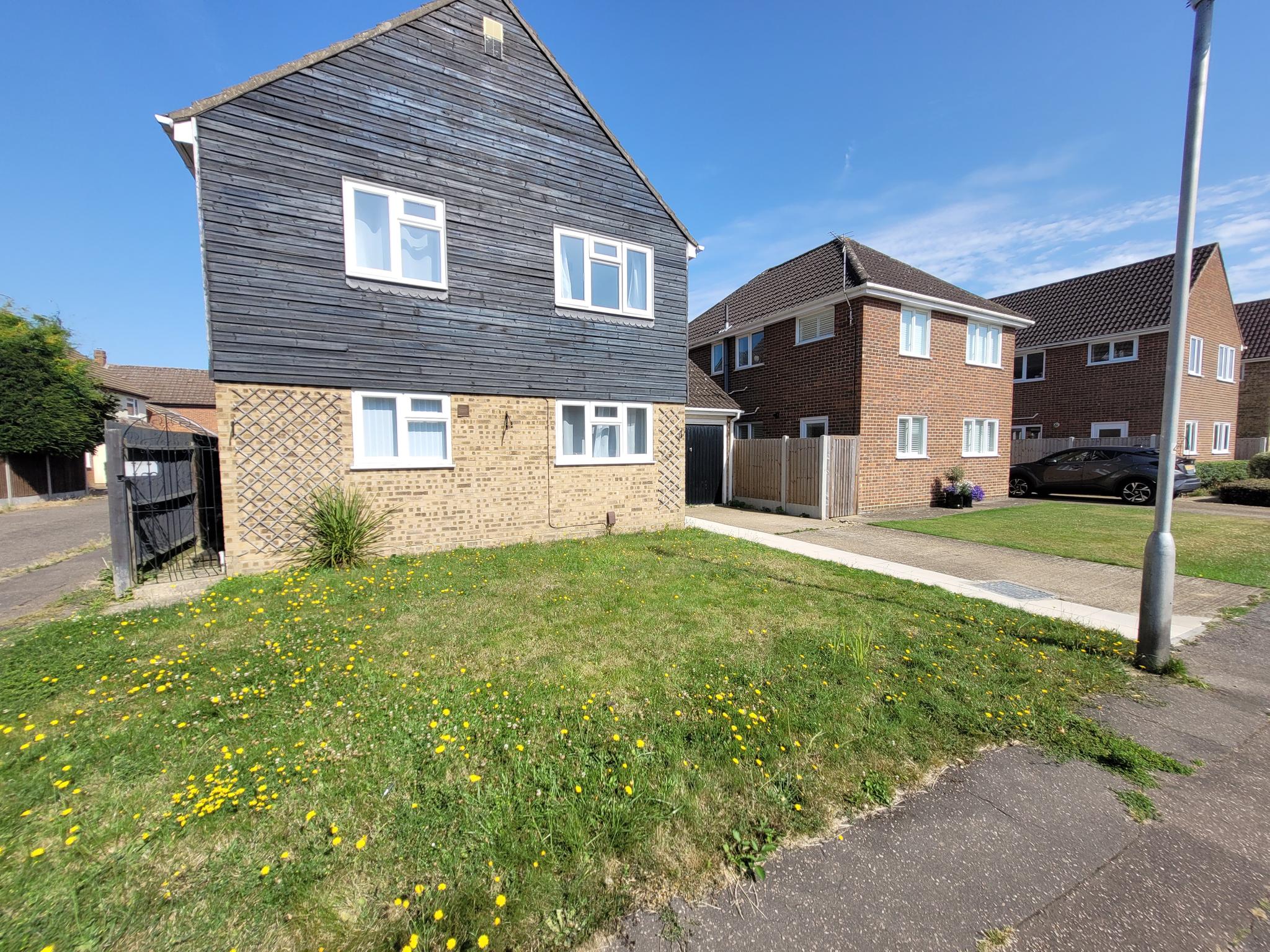 Spacious 4 bedroom house close to all the main activities in Colchester1