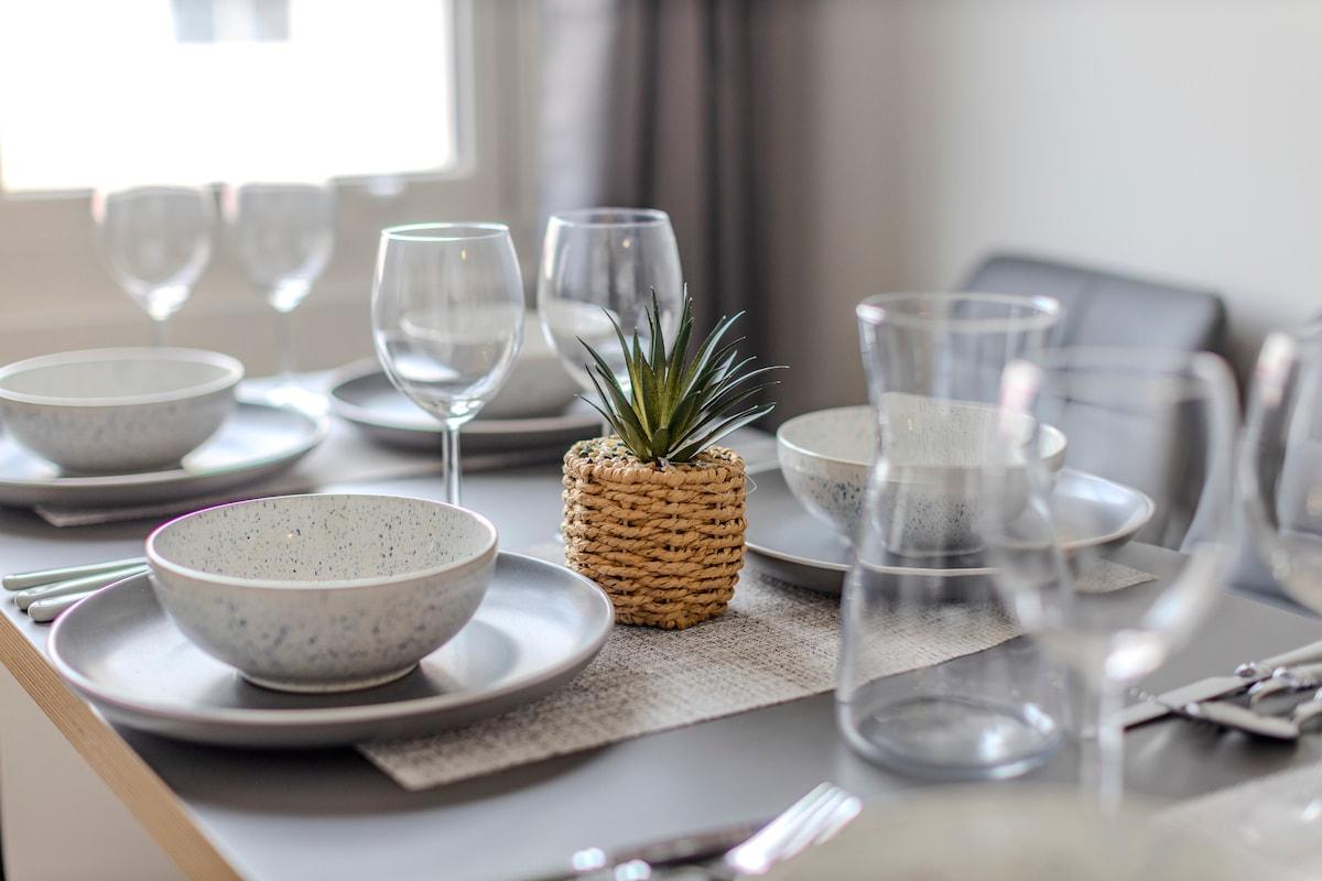 The Banksy Suite • 3BR • Super Central • Sleeps 10