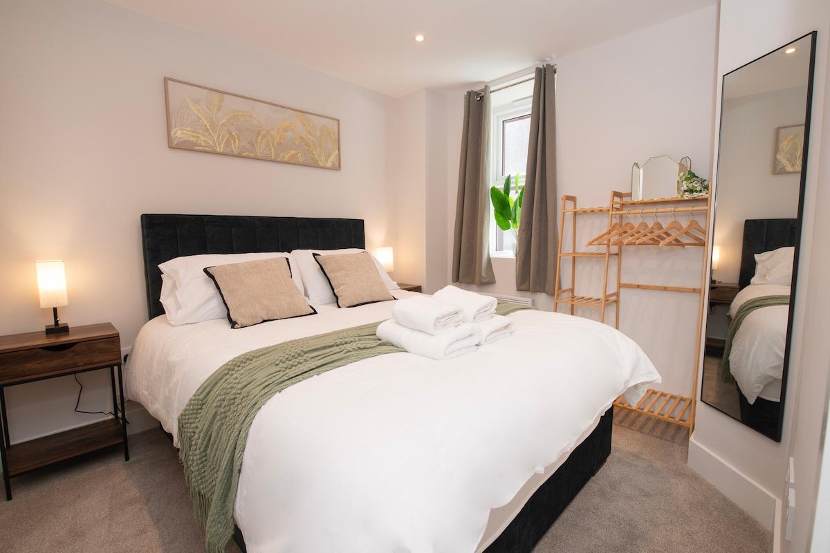 Stylish 1BR Sanctuary in Hull Centre Near Marina