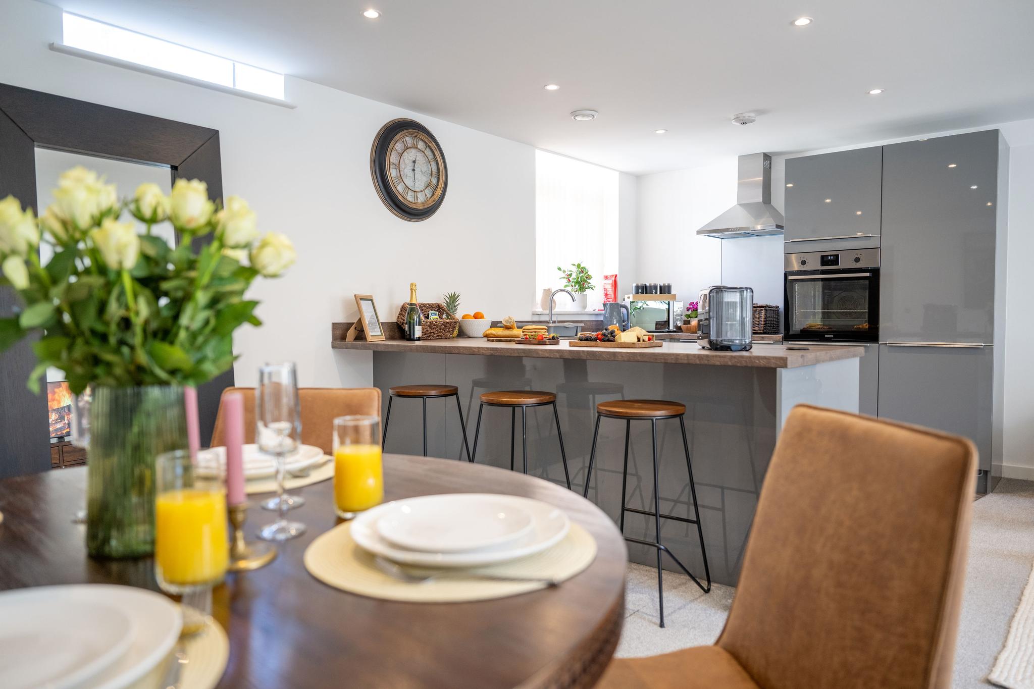 2-Bed Retreat- Gated Parking– Work, Recharge, Stay2