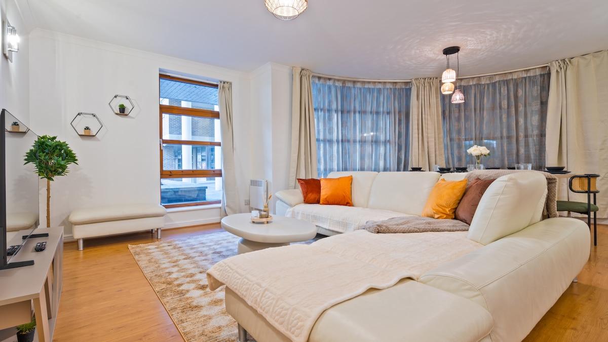 Spacious 2BR/2BA Riverside Flat | Canary Wharf1