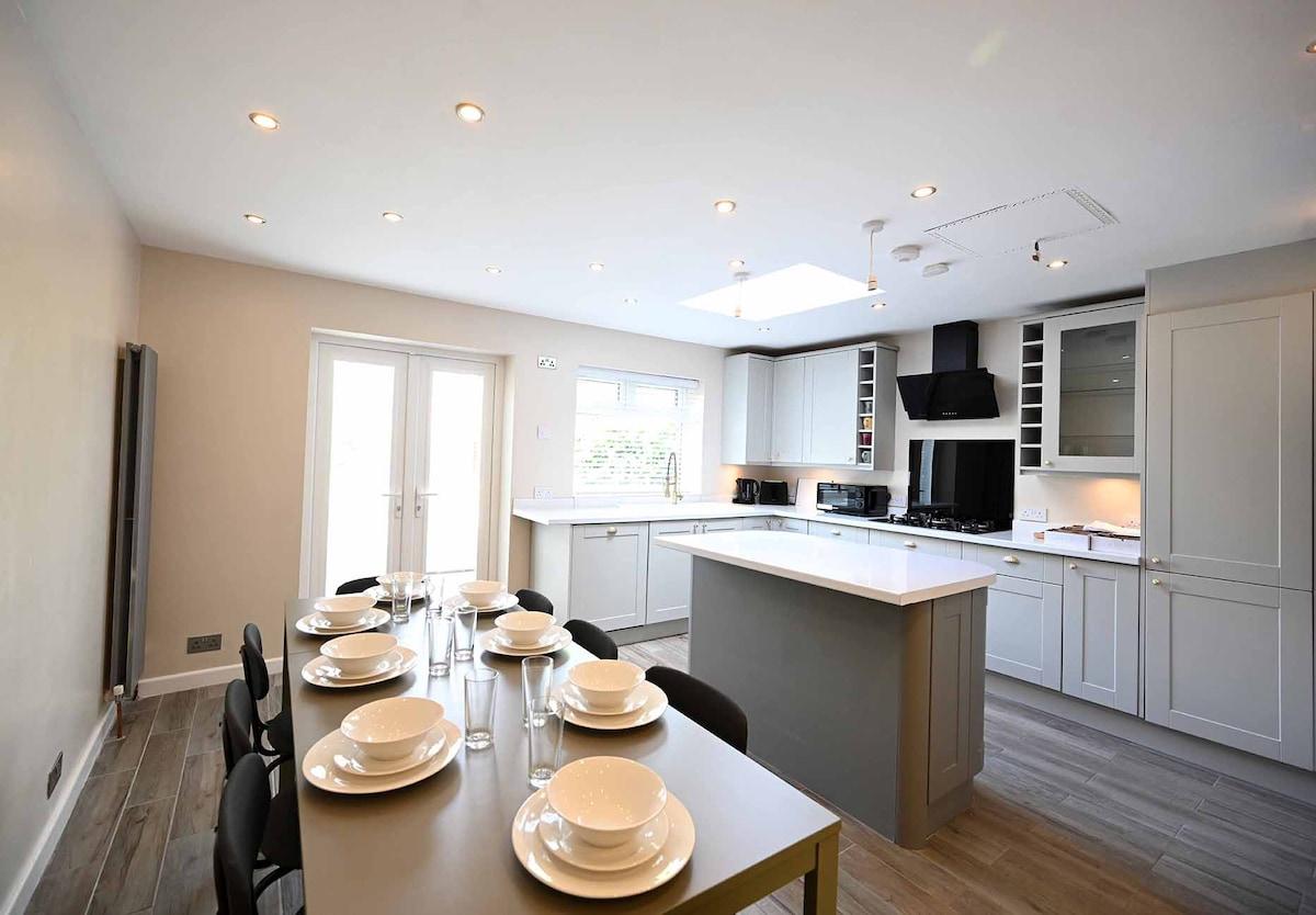 Large 4bedr House Newcastle W/Garden & Parking1