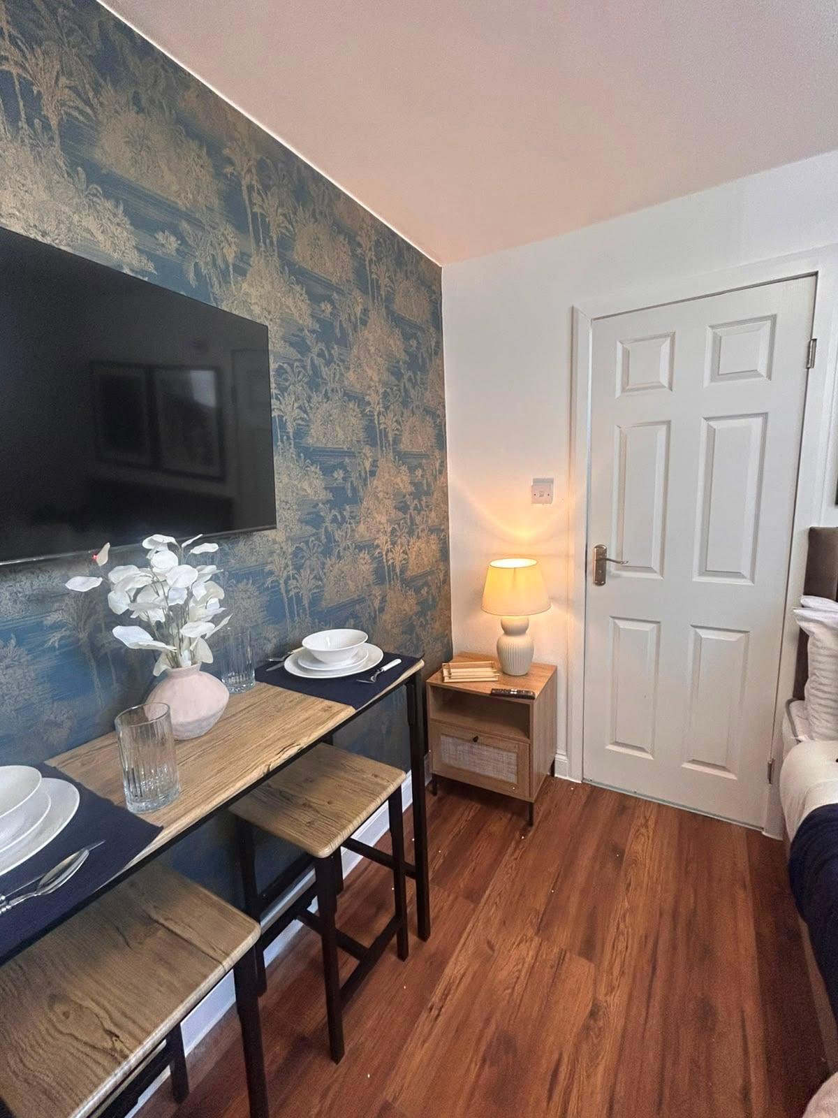 Stylish Double bed Studio W/Full Kitchen Bletchly