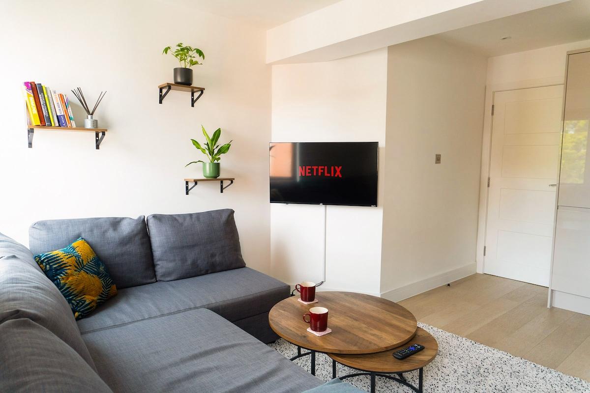 Stylish 1 Bed Penthouse | Close to Slough station