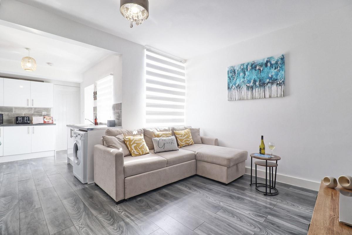 Modern 4BR | Sleeps 8 | Long Stays Welcome | CO42
