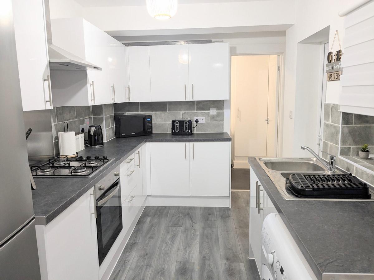 Modern 4BR | Sleeps 8 | Long Stays Welcome | CO46