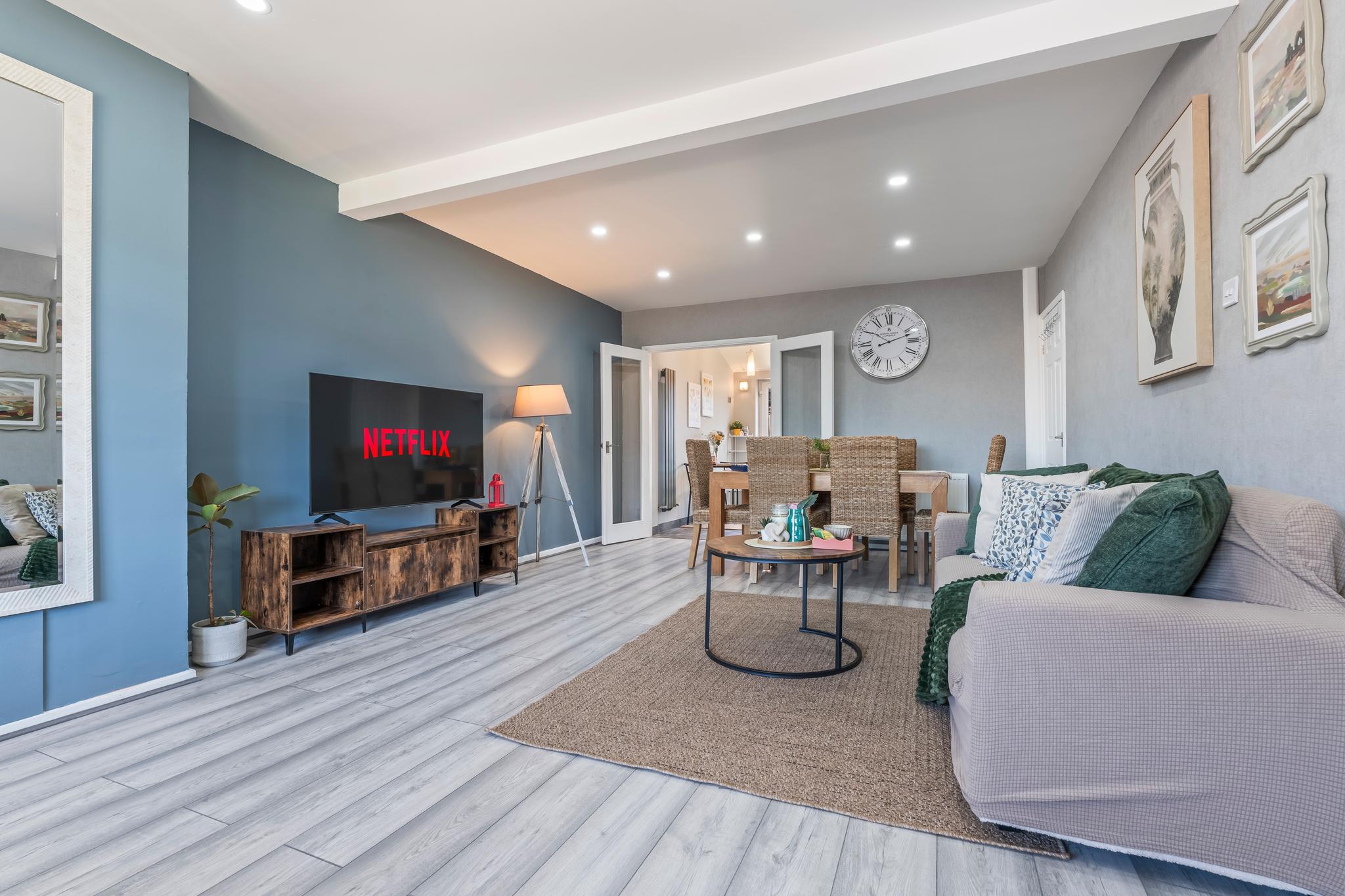 Modern House | Fast Wifi | Private Parking | UHCW1