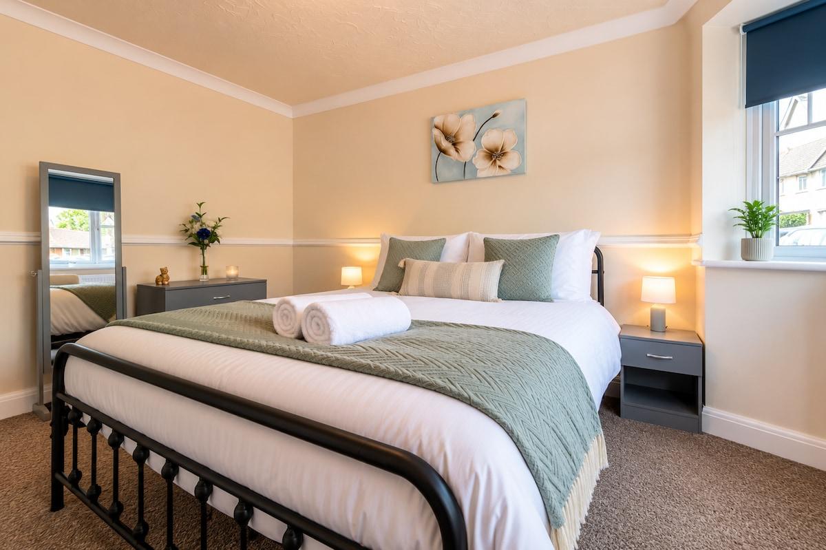Spacious 4 bed House with Garden, Parking & Wi-Fi